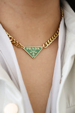 Lade das Bild in den Galerie-Viewer, Prada green neckace
