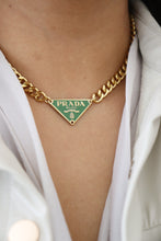 Lade das Bild in den Galerie-Viewer, Prada green neckace
