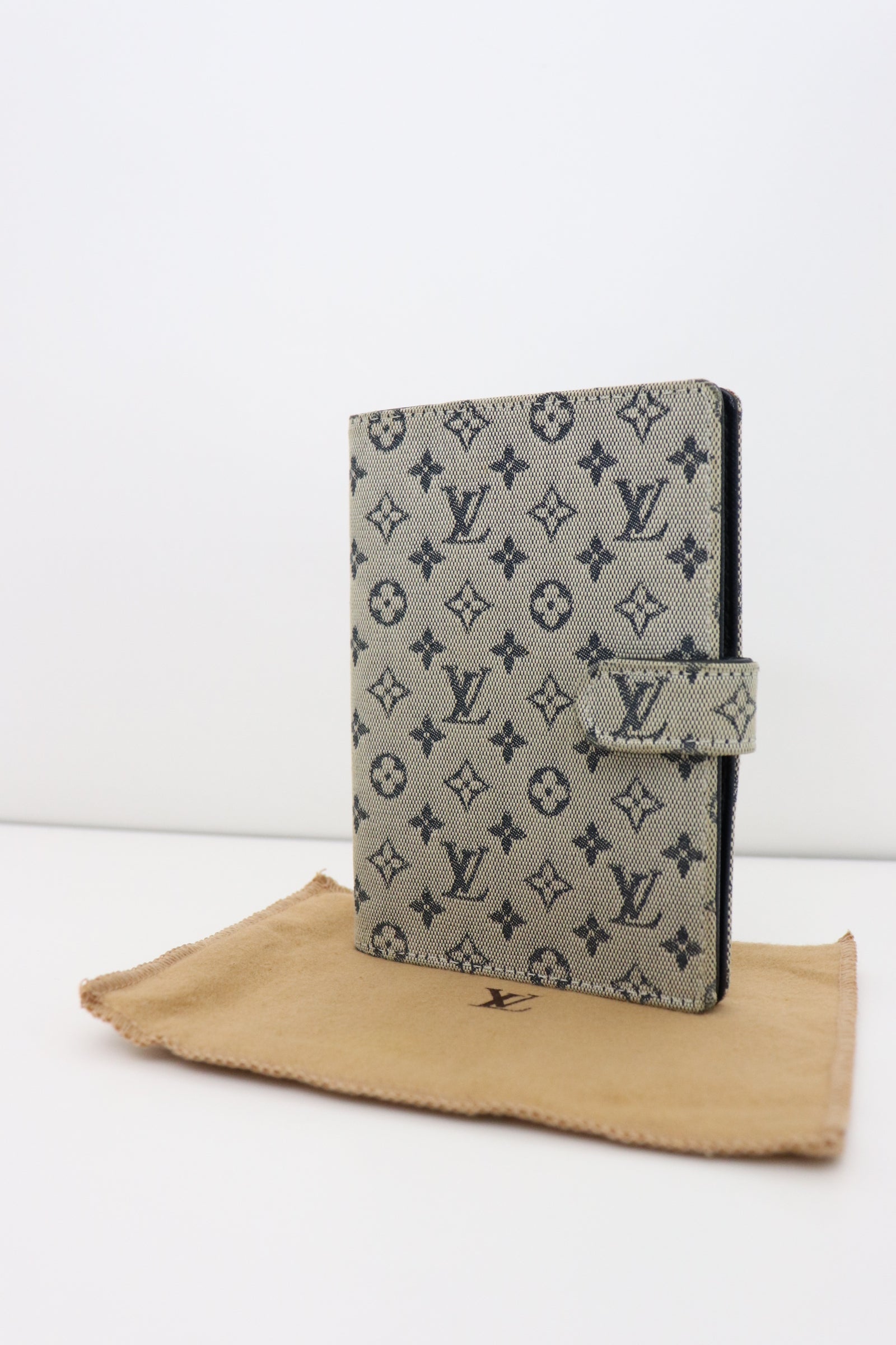 Louis orders Vuitton Monogram Small Ring Agenda Passport Wallet