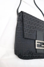 Lade das Bild in den Galerie-Viewer, Fendi zucchino crossbody in black
